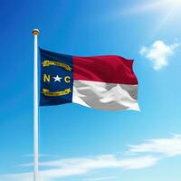 golvend vlag van noorden carolina is een staat van Verenigde staten Aan vlaggenmast foto