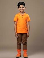 gelukkig Indisch kind in gewoontjes kleding tegen een neutrale achtergrond ai generatief foto