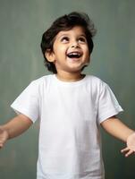 gelukkig Indisch kind in gewoontjes kleding tegen een neutrale achtergrond ai generatief foto