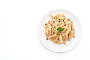 Penne pasta roomkaas op witte achtergrond foto