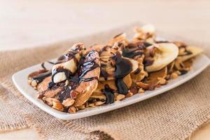 amandel-bananen pannenkoek met chocoladesiroop foto