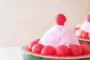 watermeloen bingsu dessert op tafel foto