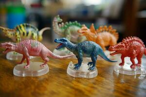 een reeks van plastic dinosaurussen foto