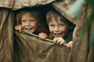 kinderen lachend terwijl spelen verbergen en zoeken foto