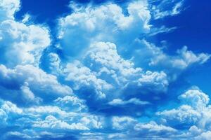 indigo blauw luchten en pluizig wit wolken foto