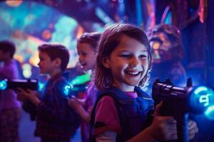 kinderen genieten van een spel van laser label foto