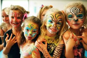 kinderen hebben pret met gezicht schilderij en tijdelijk ta foto