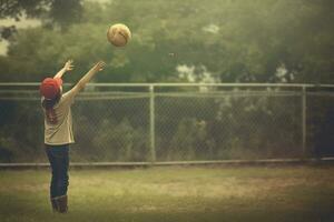 spelen vangst met een basketbal foto