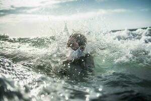de stimulerend stormloop van een levendig oceaan zwemmen foto