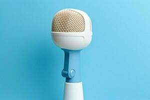een blauw microfoon met een wit spreker Aan top van foto