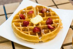 boterwafel met honing en aardbei - dessert foto