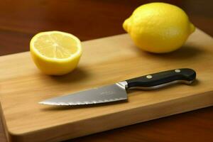 een snijdend bord met een mes en een mes met een l foto