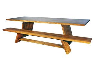 antieke houten tafel, geïsoleerd op een witte achtergrond foto