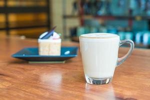 hete latte koffiekopje in coffeeshop foto