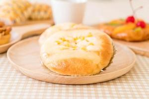 brood met mais en mayonaise op tafel foto