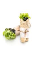 wrap salade rol op tafel foto