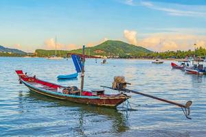 longtail boten van vissers op het strand koh samui thailand. foto