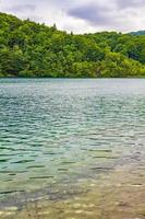 plitvice meren nationaal park landschap turquoise water in kroatië. foto