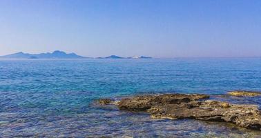 natuurlijke landschappen op kos eiland griekenland bergen kliffen rotsen. foto