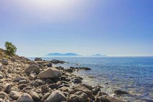 natuurlijke landschappen op kos eiland griekenland bergen kliffen rotsen. foto