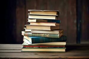 stack van leerboeken Aan houten tafel betekent: educ foto