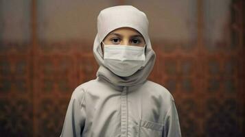 een moslim jongen vervelend beschermend masker covid 19 mas foto