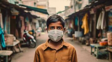 een Indisch jongen vervelend beschermend masker covid 19 ma foto