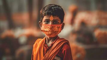 een Indisch jongen vervelend beschermend masker covid 19 ma foto