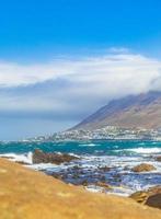 rotsachtig kustlandschap bij valse baai, kaapstad, zuid-afrika foto