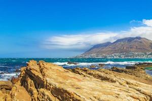 rotsachtig kustlandschap bij valse baai, kaapstad, zuid-afrika foto