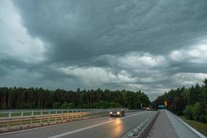 auto rijden op straat voor de storm foto