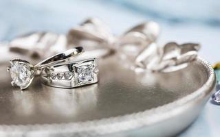 close-up van diamanten verlovingsring. liefde en bruiloft concept. foto