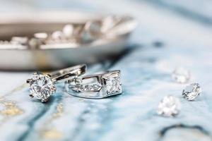 close-up van diamanten verlovingsring. liefde en bruiloft concept. foto