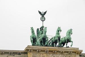 standbeeld quadriga op de Brandenburger Tor in berlijn foto