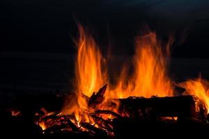 kampvuur bij schemering op strand foto