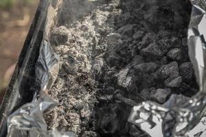 droge houtskool en as in een grill