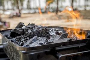 kolen worden verbrand in een bbq-grill foto