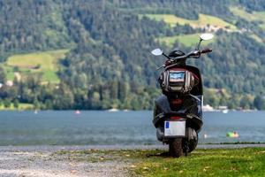 een scooter staat ingepakt aan de oevers van het meer. foto