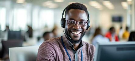 Afrikaanse zwart Mens telefoontje centrum klant ondersteuning met koptelefoon, ai foto