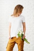 jonge vrouw die een leeg wit t-shirt draagt met tulpenbloemen foto