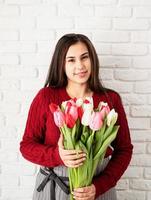 vrouw bloemist met een boeket verse kleurrijke tulpen foto