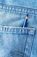 potlood in de zak van spijkerbroek foto