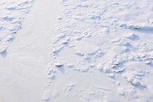 patroon van schone witte getextureerde sneeuw op een koude winterdag foto