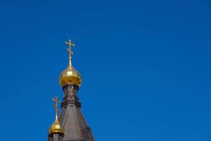 de koepel van de kerk tegen de helderblauwe lucht. foto