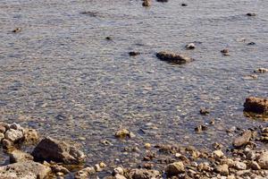 stenen aan de oever van de warme tropische zee op Kreta. foto