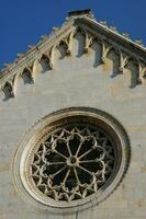 details van de kerk en klok toren van pietrasanta lucca foto