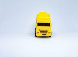 geel speelgoed- cement menger vrachtauto Aan wit achtergrond foto