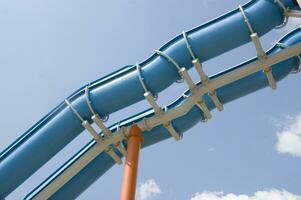 een blauw glijbaan in een water park foto