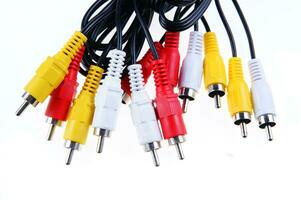 meerdere verschillend gekleurde kabels met verschillend gekleurde pluggen foto