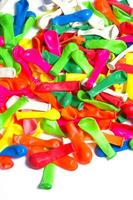 een stapel van kleurrijk plastic ballonnen foto